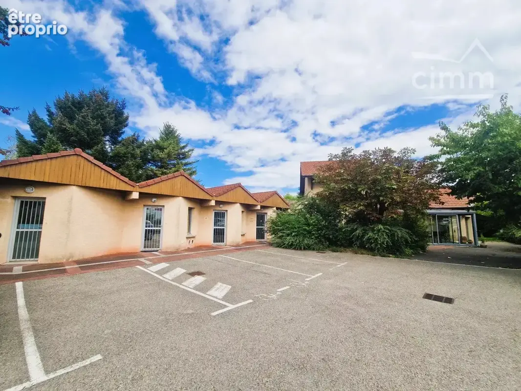 BOURGOIN-JALLIEU – BIEN RARE ! 381,50 m² sur 1 528 m² : maison de fonction 85,50 m² + 6 bureaux + garage – Fort potentiel locati - photo 3