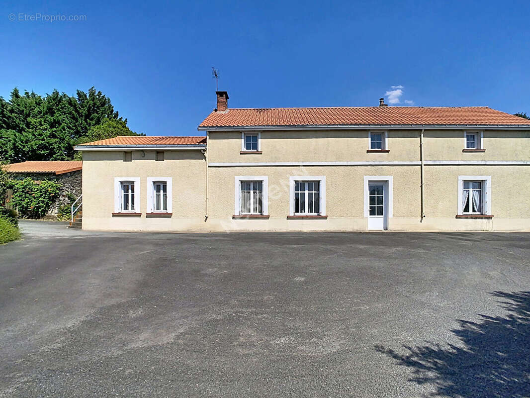 Maison Beaupreau En Mauges 6 pièce(s) 150 m2 - photo 2