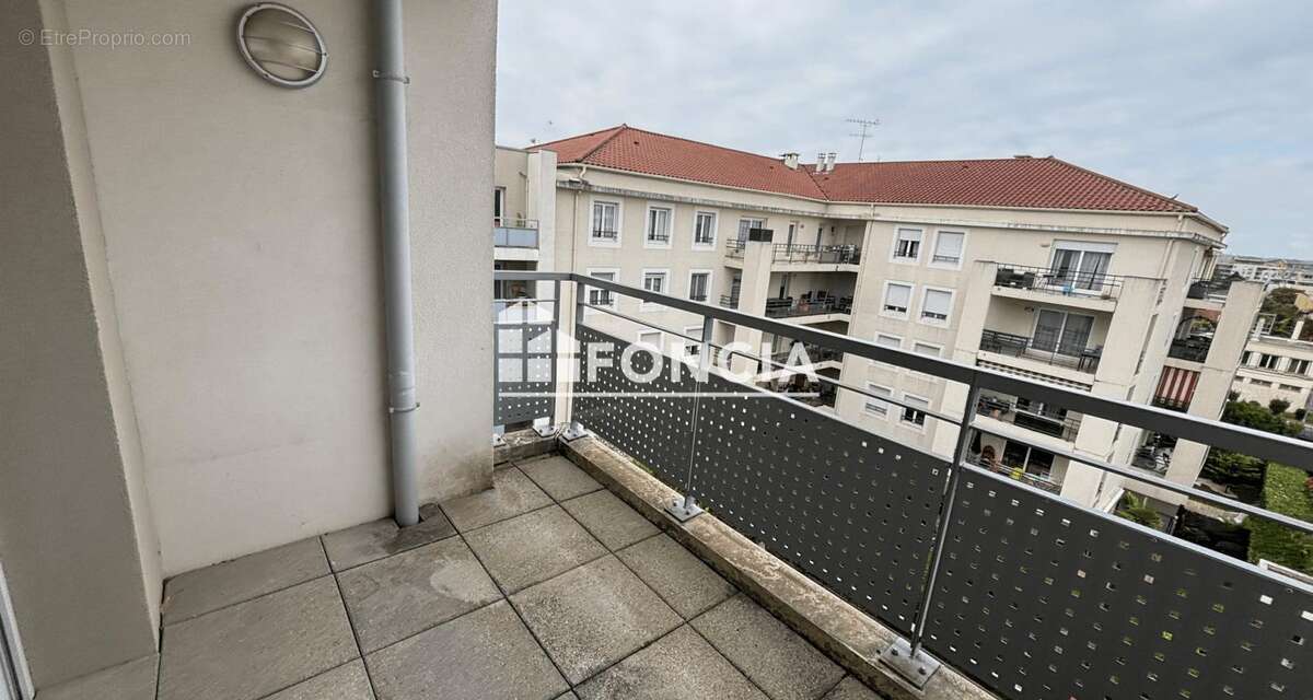 DECINES proche Mairie, T2 dernier étage avec balcon et garage inclus - photo 3