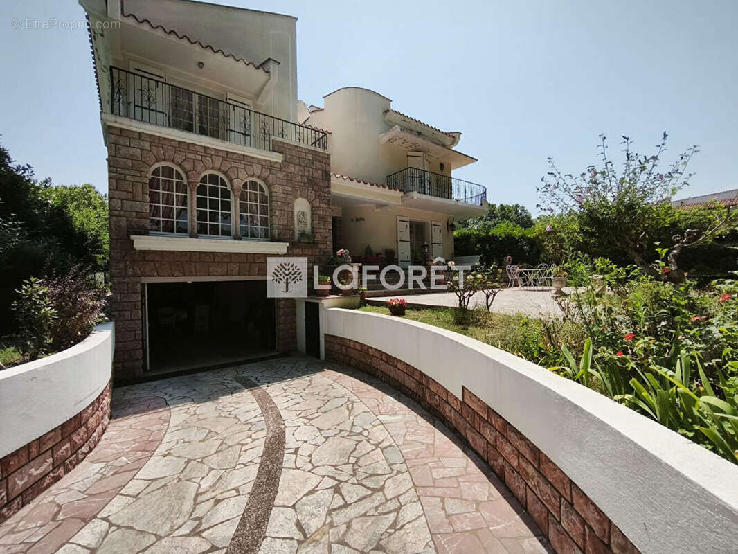 Céret, maison d'architecte 10 pièces 285.4 m² avec piscine, garage, jardin - photo 15