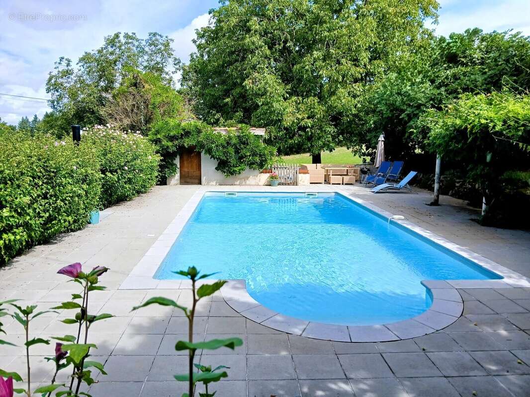 Lunac: Propriété de caractère avec trois habitations , piscine et vues panoramiques - photo 2