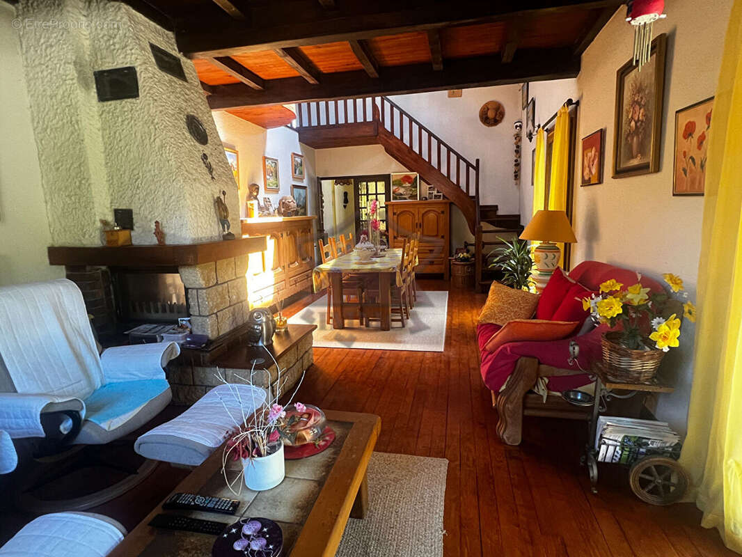Maison avec piscine dans un environnement calme - photo 3