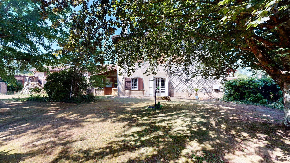 Maison de caractère à rénover. Centre-bourg 330,31 m² habitables sur 17 958 m² de terrain - photo 3
