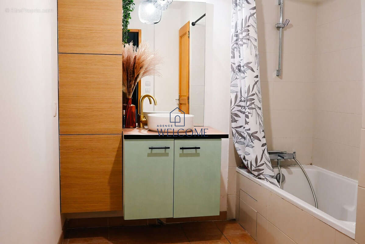 Appartement à BAGNOLS-SUR-CEZE