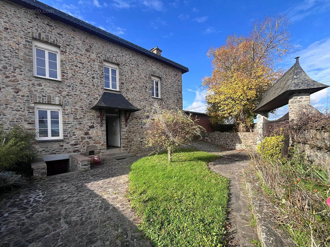 Maison à LE GENEST-SAINT-ISLE