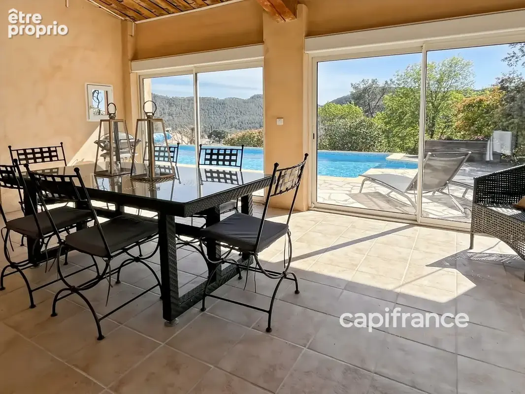 Villa avec piscine - 6 pièces - BAGNOLS EN FORET (83) - photo 8