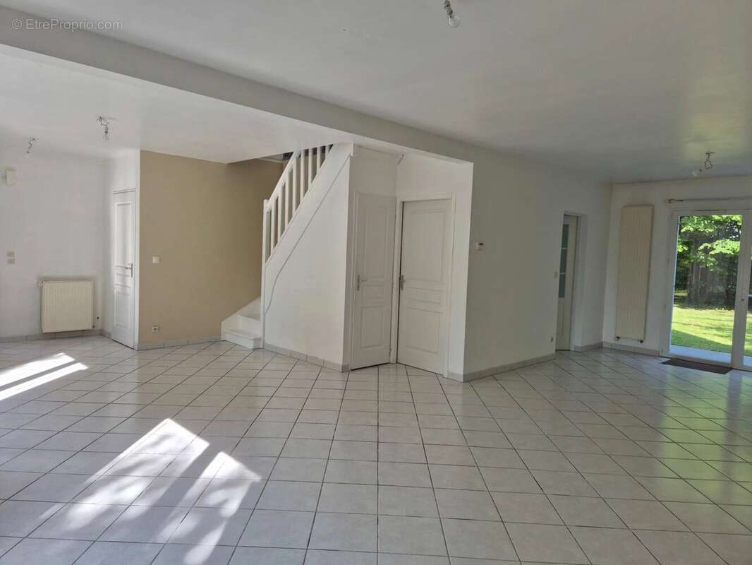 Maison à LE MESNIL-SAINT-DENIS