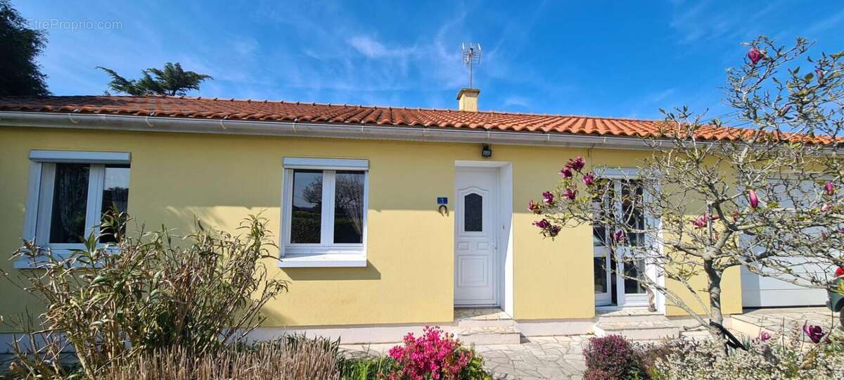 Maison Clisson 5 P . 3 Chs . Bureau . 81.29 M² . T 377 M² . Terrasse . Garage - photo 2