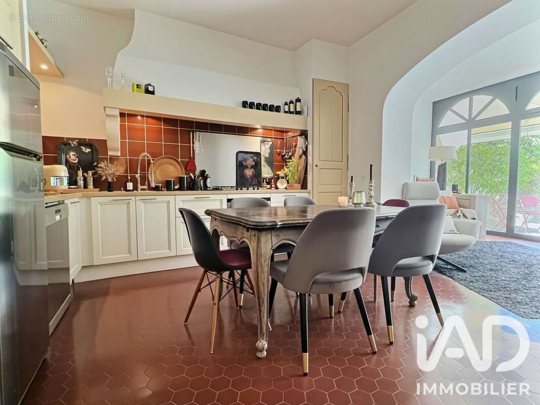 Maison 205 m² à Mouries  - photo 4