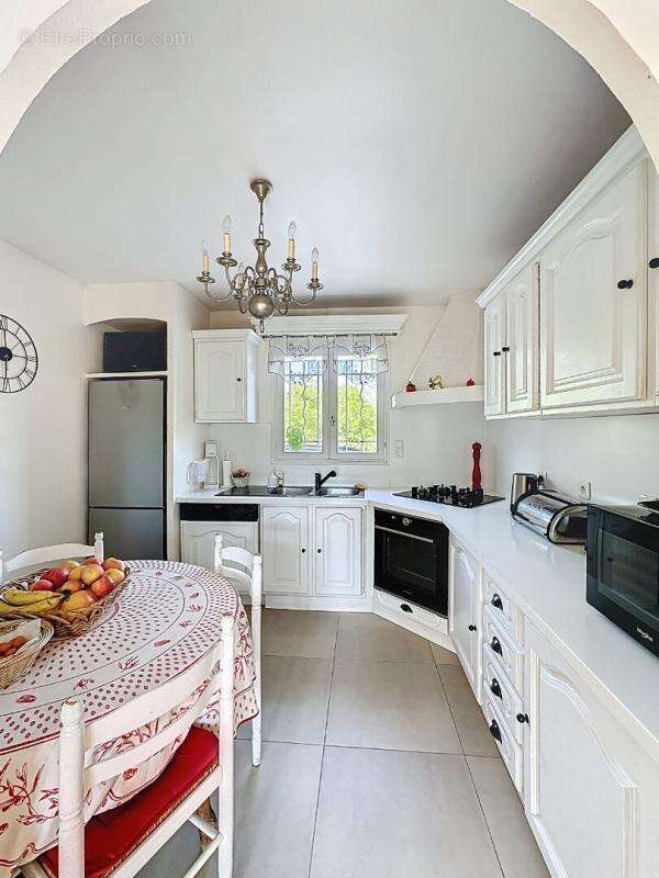 Le Luc - Villa 5 pièce(s) sur terrain de 1200 m2 - photo 3