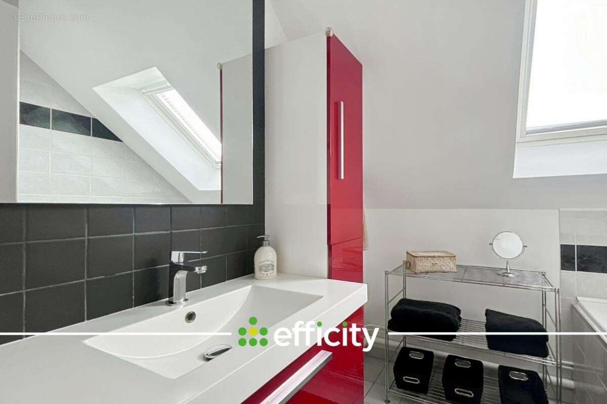 Maison à MANDRES-LES-ROSES