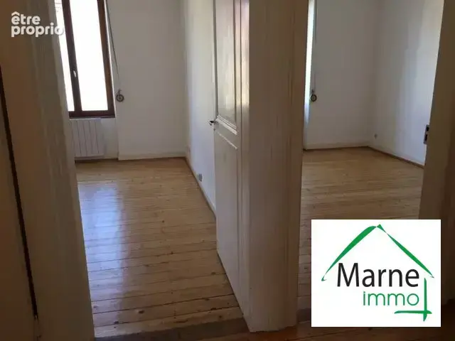 Séjour et chambre vus du couloir