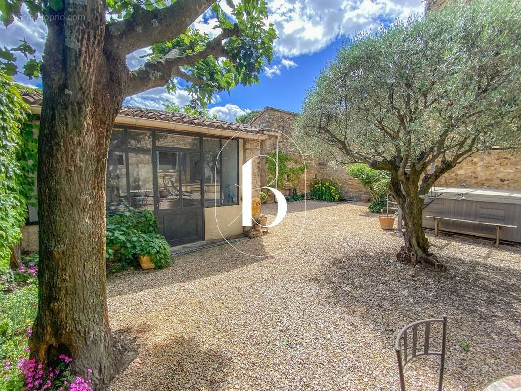 Maison à LAUDUN-L'ARDOISE