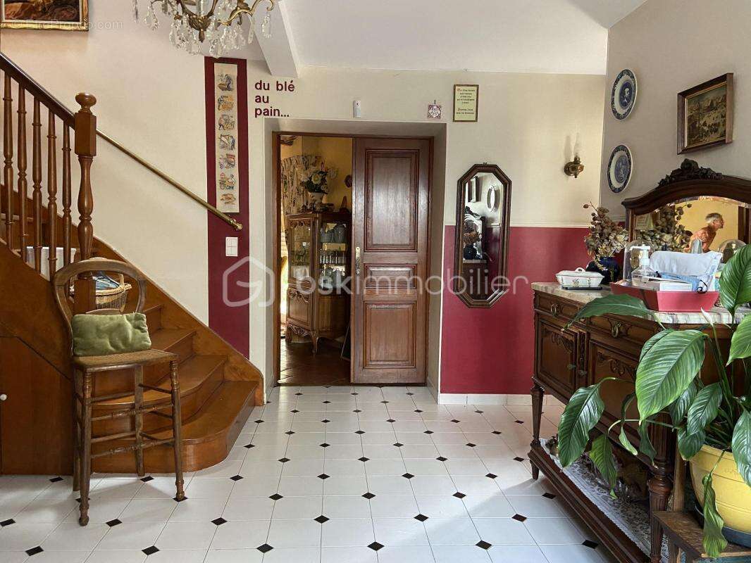 Antoine Rafart BSK Immobilier vous présente cette très belle maison de famille de 195 m2 habitables, 4 chambres, 800 m2 de terra - photo 2