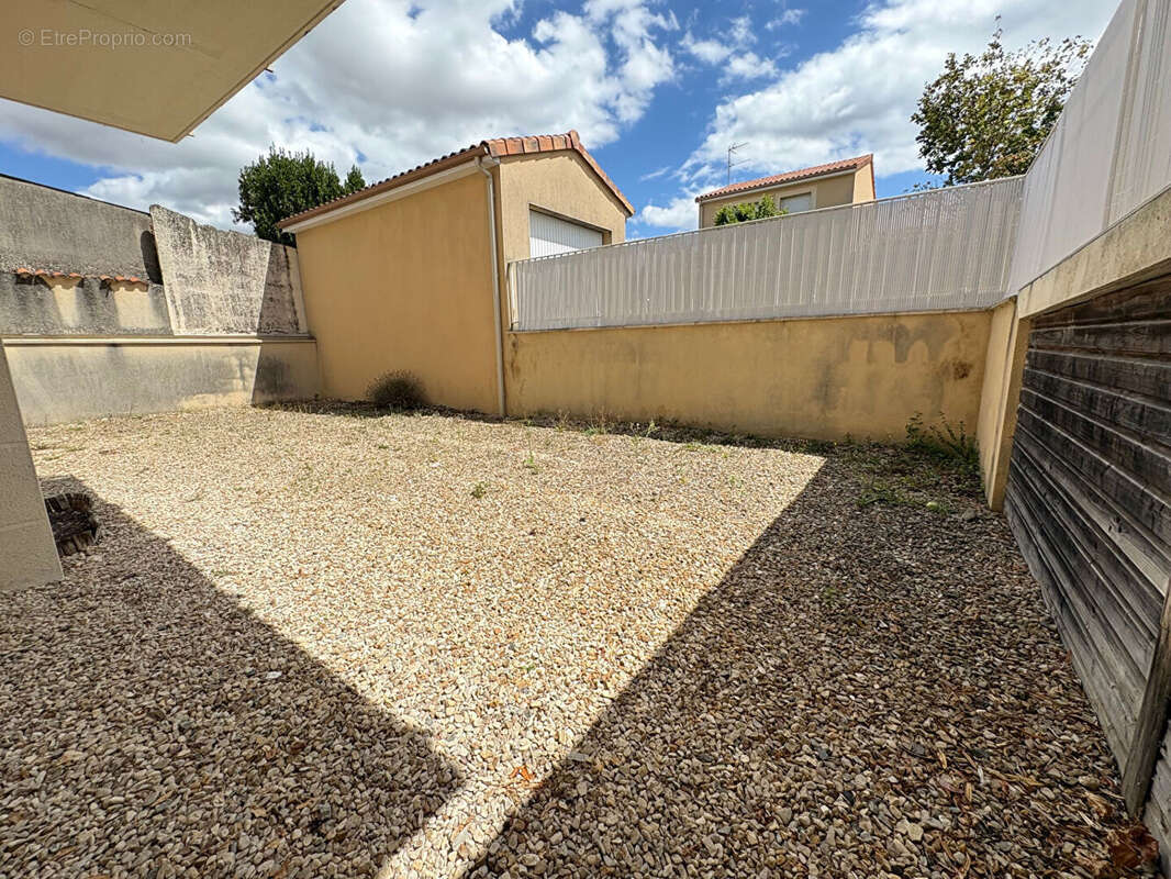 Buxerolles - bel appartement  2 pièce(s) 54 m2 - jardinet - parking privatif. - photo 7