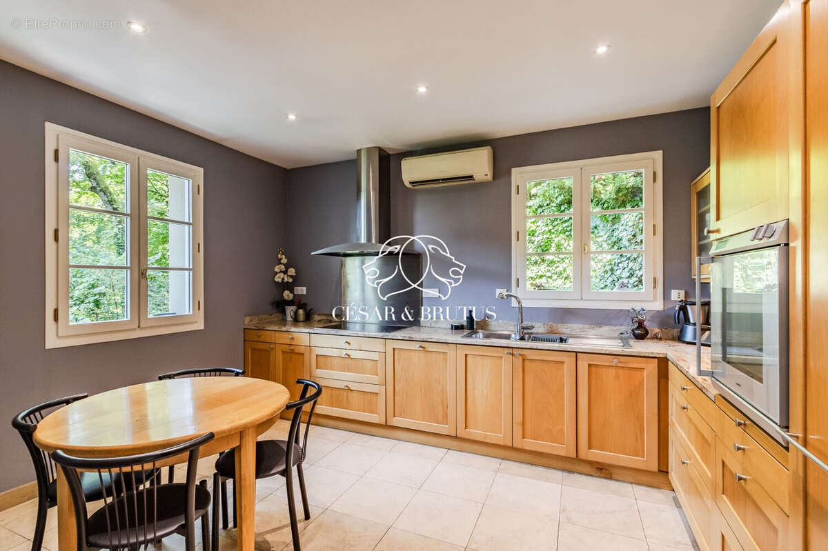 Maison 210 m² à Rillieux-La-Pape  - photo 9