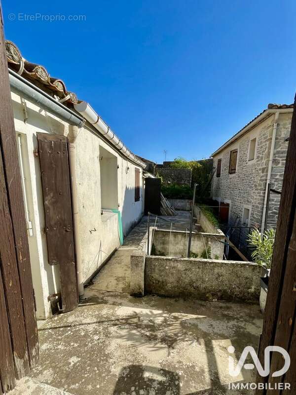 Maison 104 m² à Saint-Clement  - photo 4