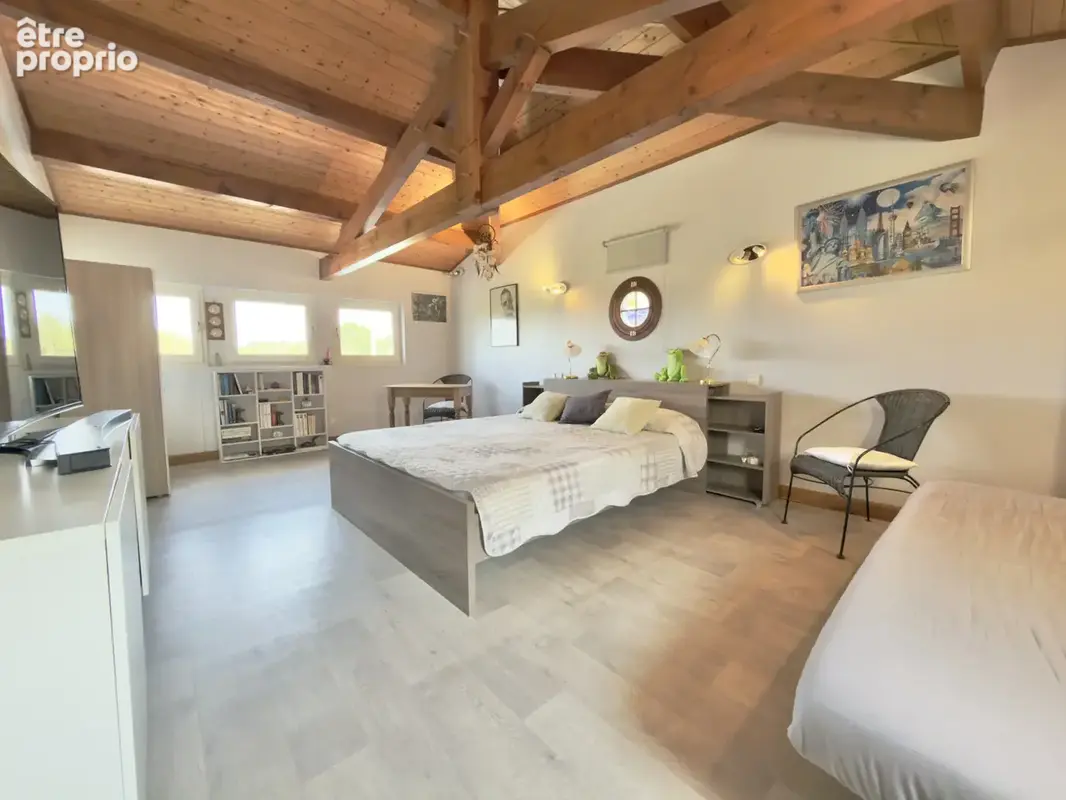 Villa d'exception avec piscine, jacuzzi, double garage et petit étang. - photo 25