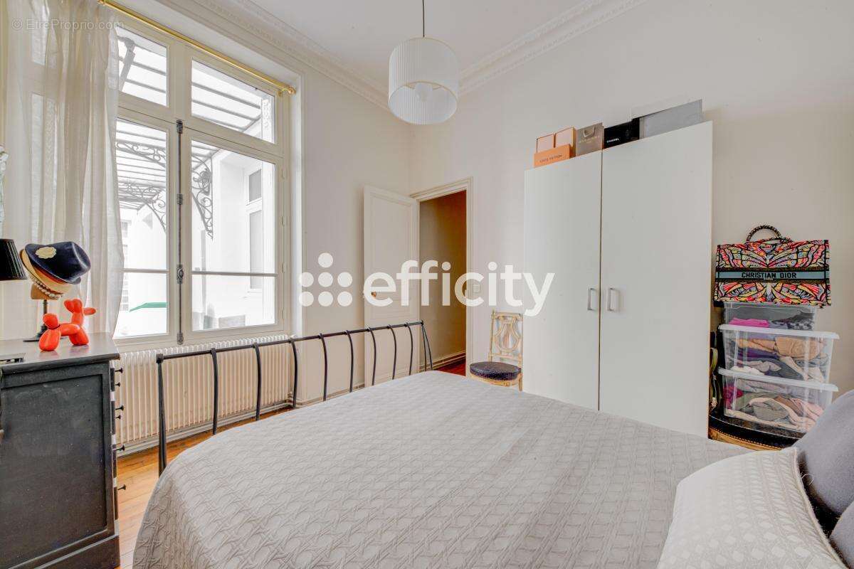 Appartement à PARIS-7E