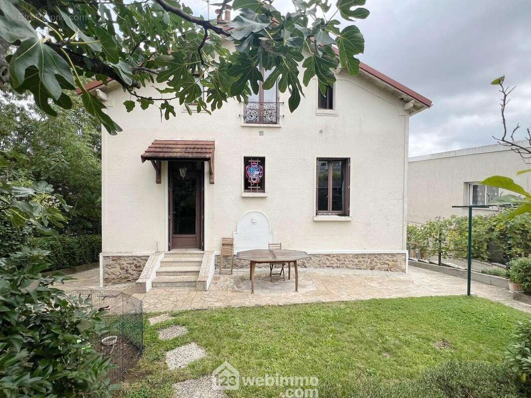 Vue du jardin et de la terrasse situés à l'arrière de la maison (accès direct)