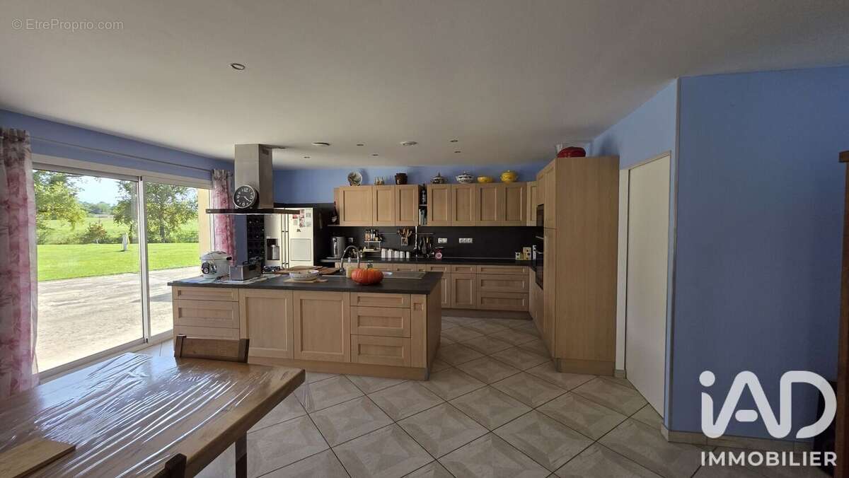 Maison 205 m² à Donnezac  - photo 3