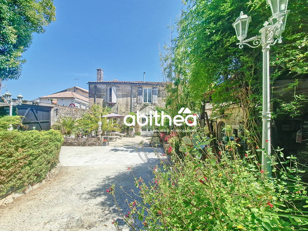 Maison à SAINT-GENIS-DE-SAINTONGE