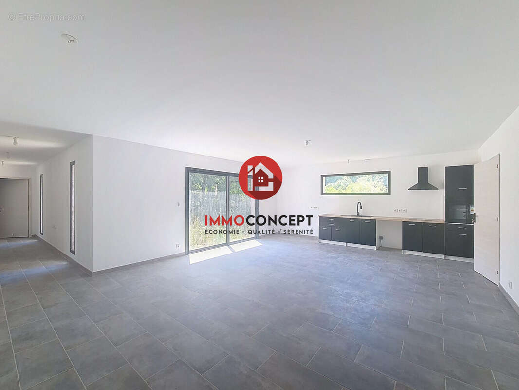 Maison à SAINT-JULIEN-DE-PEYROLAS