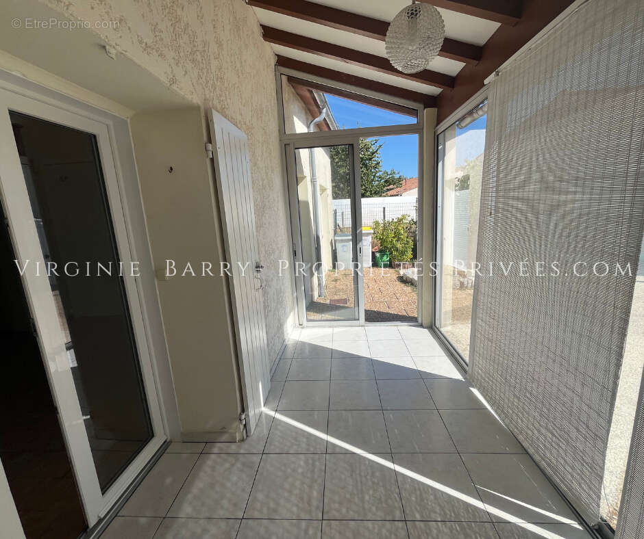 Maison de plain pied avec veranda et exterieur - photo 7