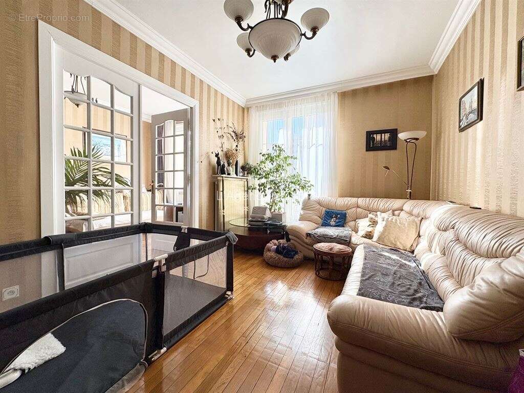 Appartement à PARIS-16E