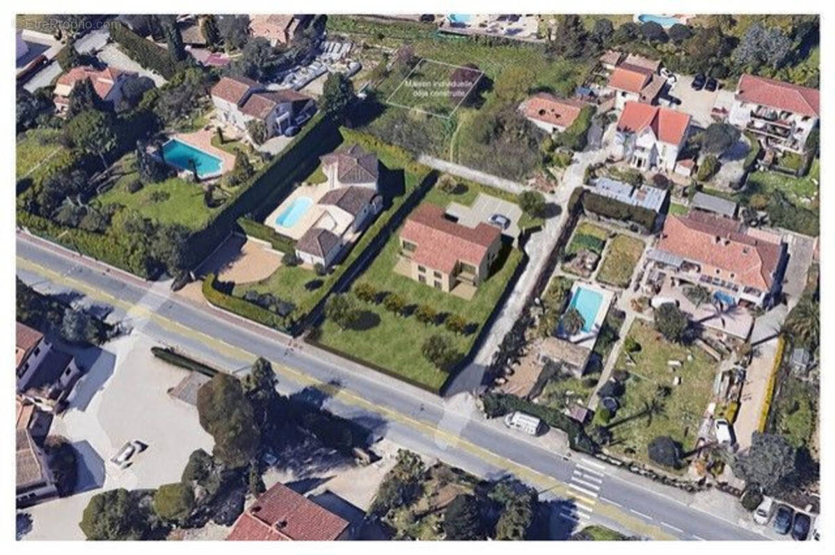 Terrain à MANDELIEU-LA-NAPOULE