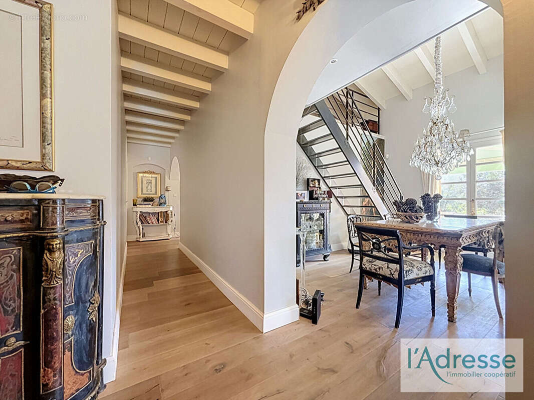 Propriété de caractère - 234 m² + 105 m² de volumes complémentaires dont un T2 indépendant - Piscine - Terrain 2600 m² - photo 8