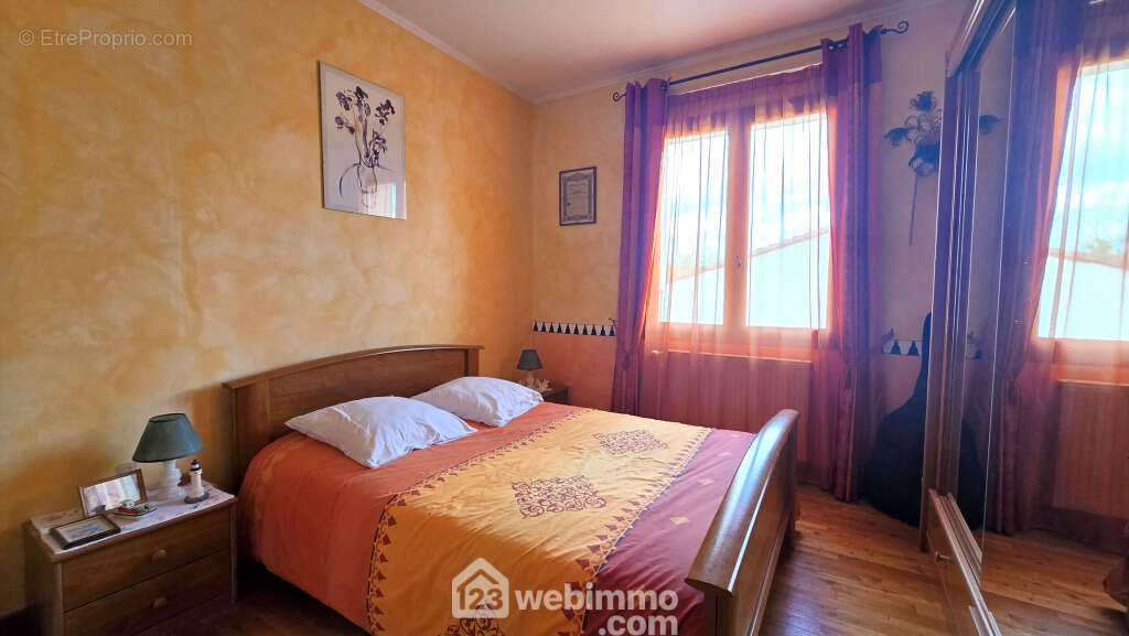 De l&#039;autre côté de l&#039;entrée, 3 chambres de 12 m2 environ, - Maison à NIEUIL-L&#039;ESPOIR