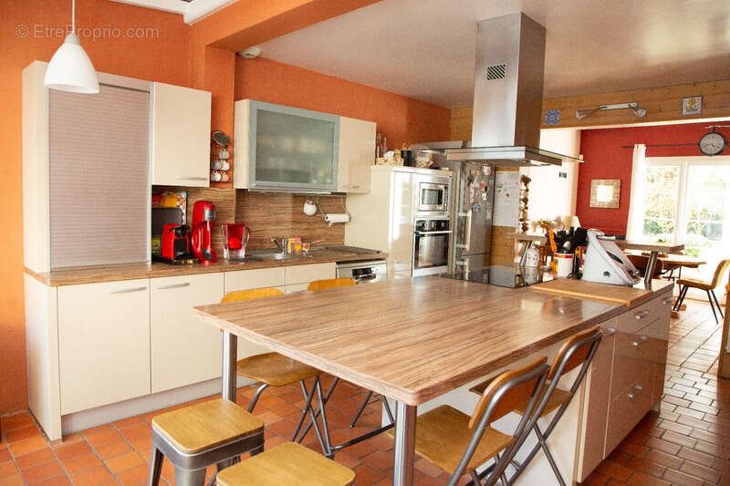 La Roche-sur-Yon Sud, sur la commune d'Aubigny, maison de style rétais de 179 m², 5 chambres, 2334 m² avec piscine - photo 5
