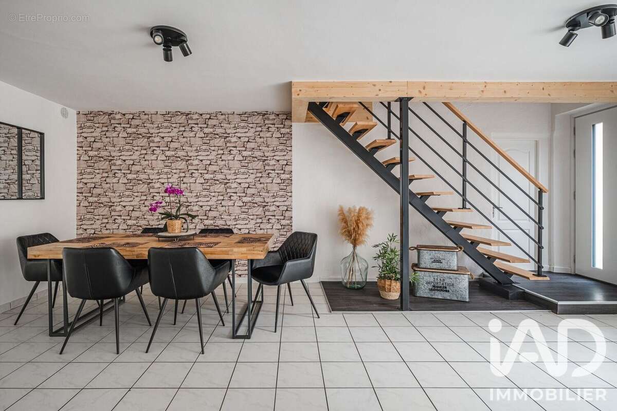 Maison 161 m² à Le Gua  - photo 3