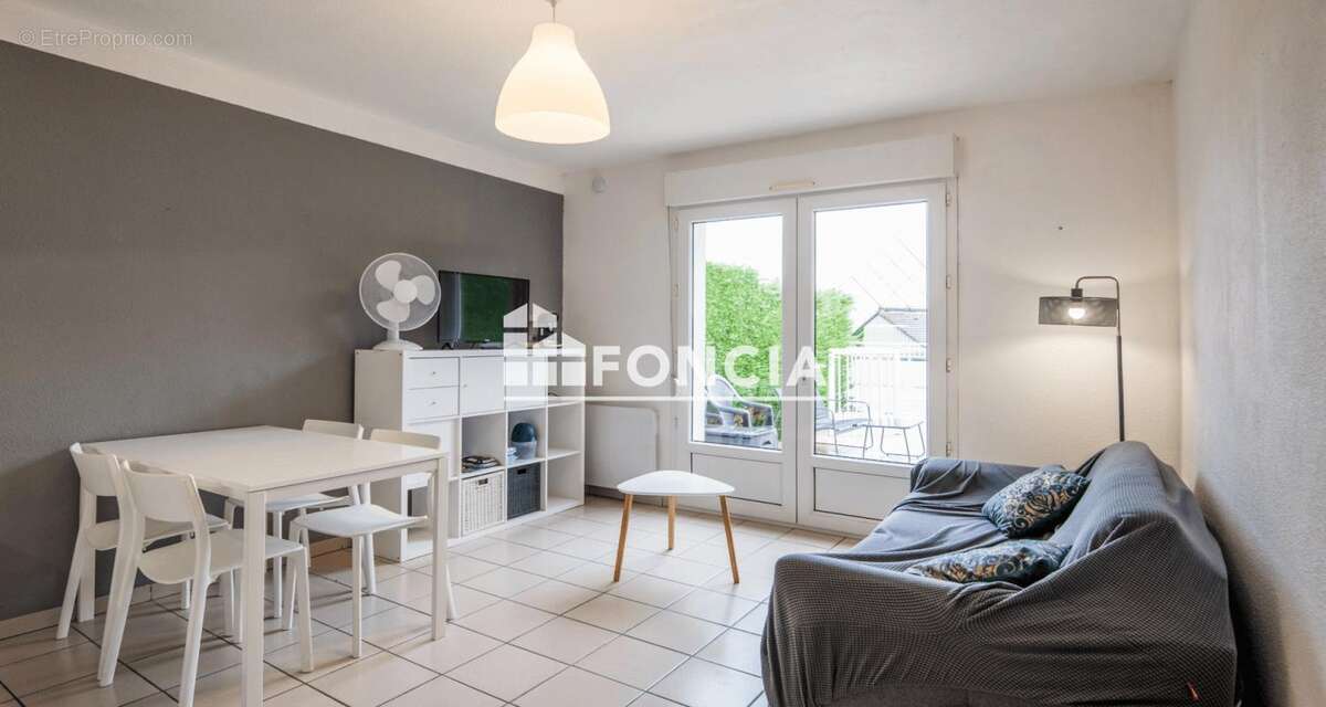 Appartement à SALLES-CURAN