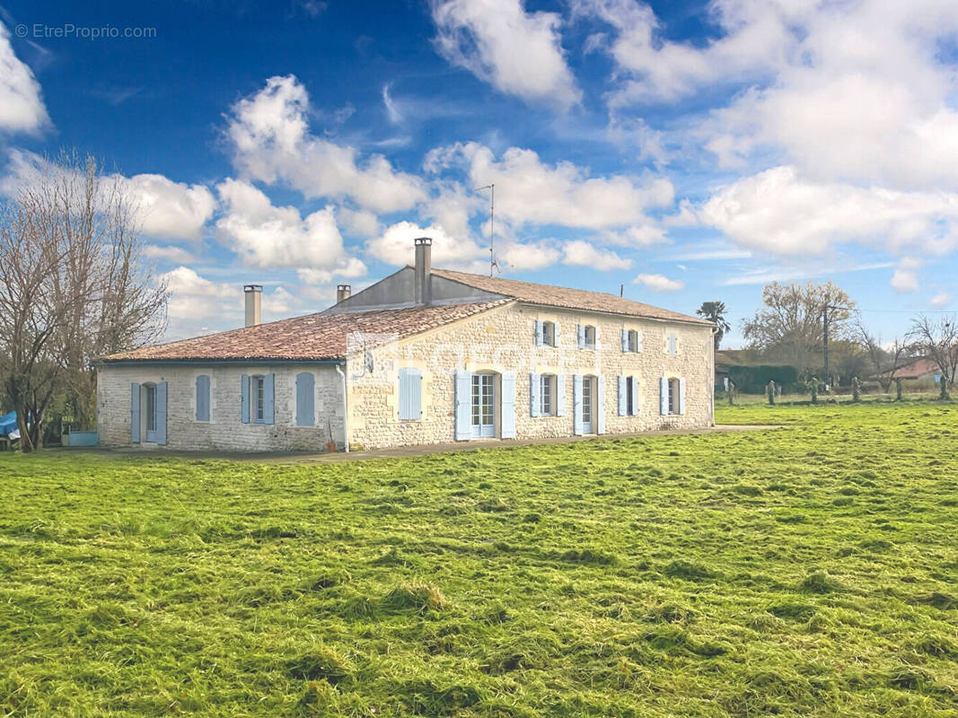 Maison à SAINT-GENIS-DE-SAINTONGE