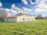 Maison à SAINT-GENIS-DE-SAINTONGE