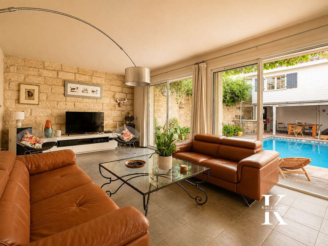 Salon moderne avec vue sur piscine - Maison à AIGUES-MORTES
