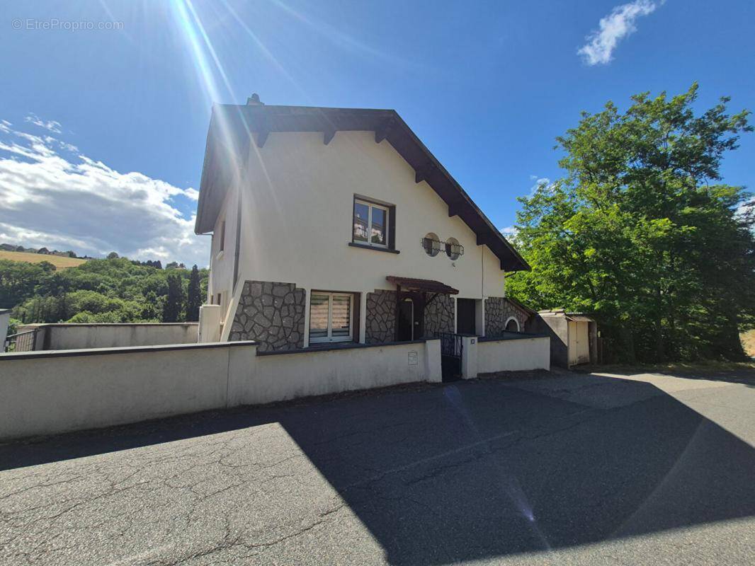 Maison à LE CHAMBON-FEUGEROLLES