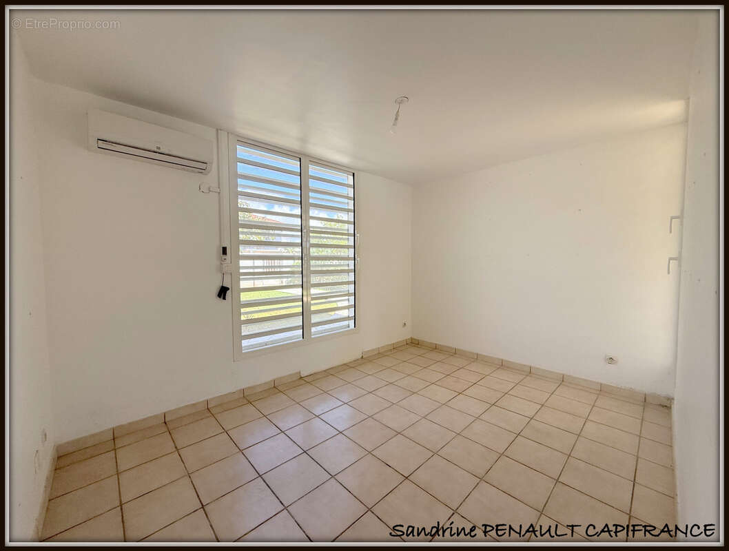 A vendre a kourou (97310) une charmante villa t6 de 120 m² - terrain de 466 m² - au prix de 390 000 € - photo 9