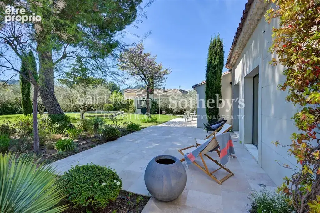 Exclusivité. Rare, Eygalières, belle maison rénovée en centre village avec jardin et piscine - photo 19