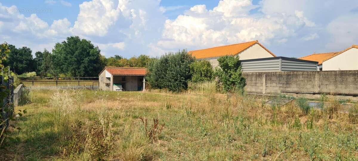 Terrain constructible La Chapelle Heulin 621 M² avec abri de jardin (17 M²) et préau (14 M²) - photo 2