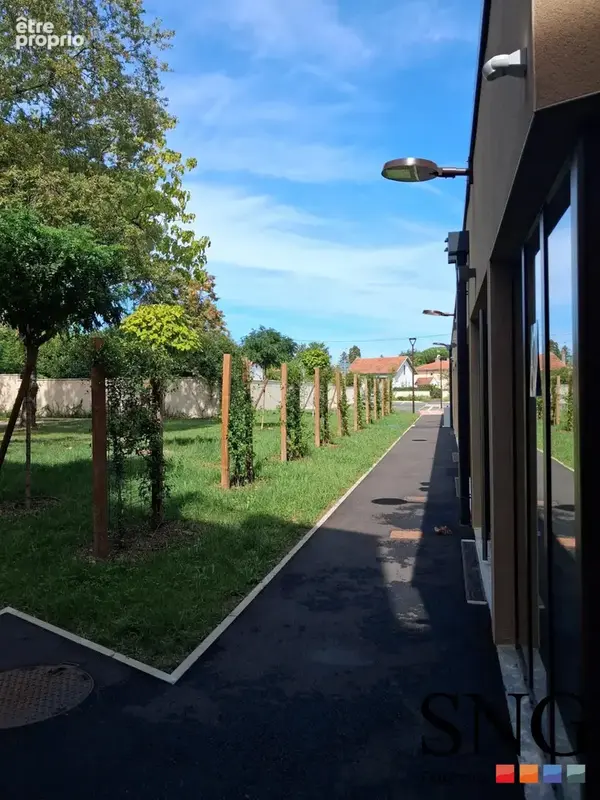 Chemin d'accès à l'entrée de la résidence