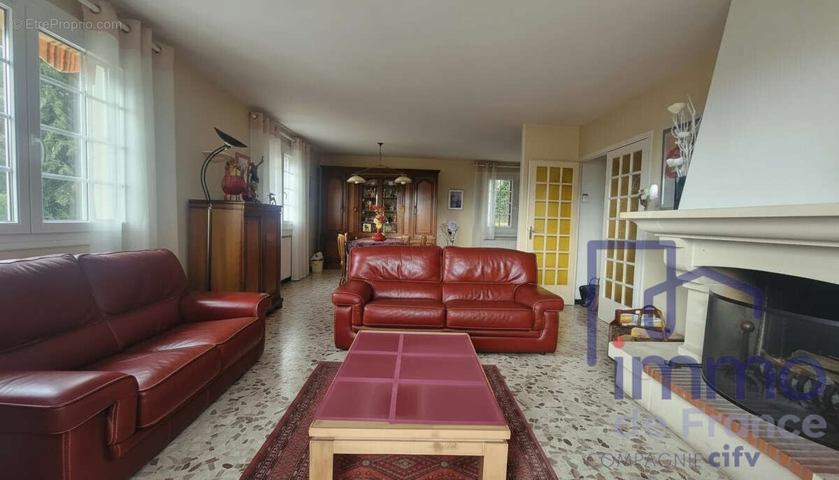 Maison à LA TOUR-EN-JAREZ