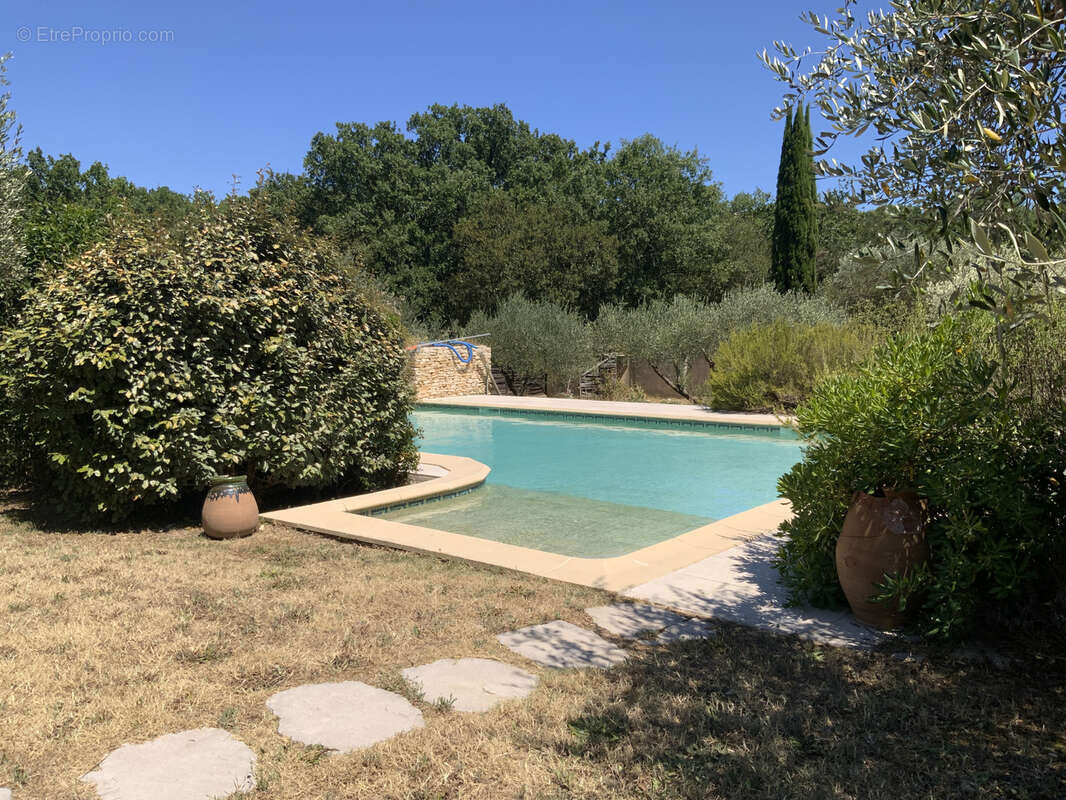 Charmante maison spacieuse avec terrain arboré et piscine. - photo 5