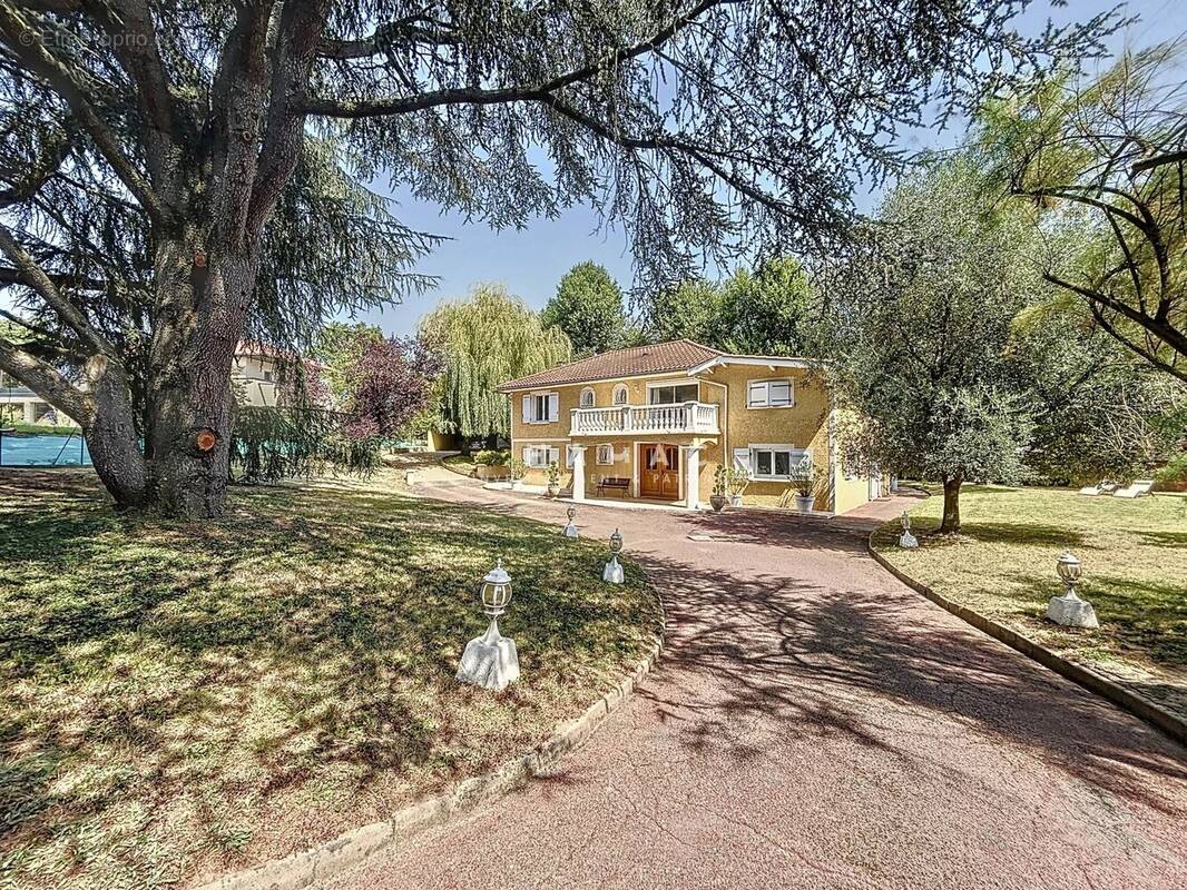 Maison à LA TOUR-DE-SALVAGNY