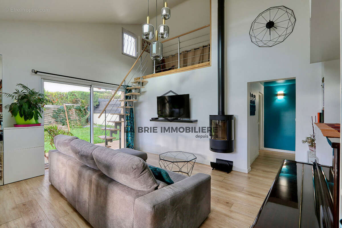 Maison à MANDRES-LES-ROSES