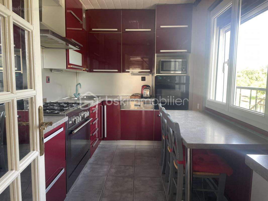 Très jolie maison sur sous-sol total avec son garage et son jardin arboré ! - photo 4
