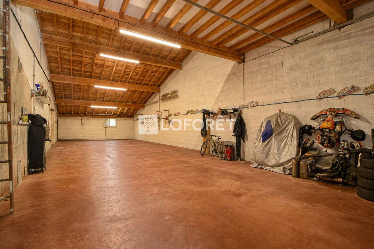 Propriété de 191 m² avec deux habitations indépendantes, piscine et hangar de 140 m² à vendre à Montans - photo 14