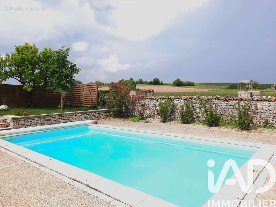 Maison 186 m² à Angeac-Champagne  - photo 4